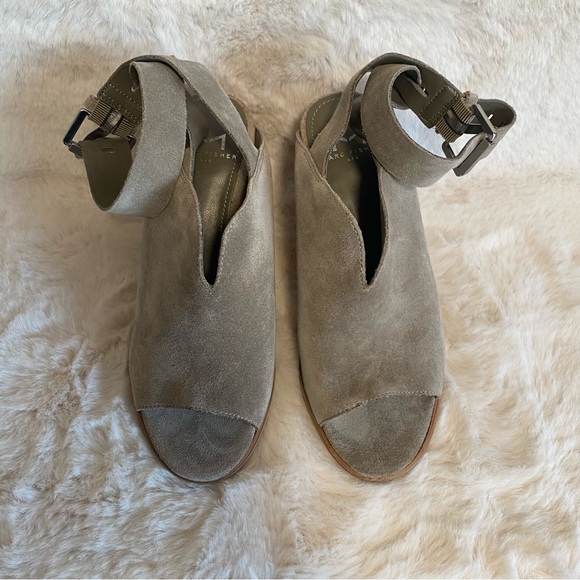 Marc Fisher Vinita Sandal - Picture 4 of 8